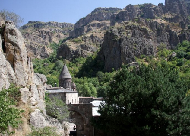 Klasztor wczepiony w skały