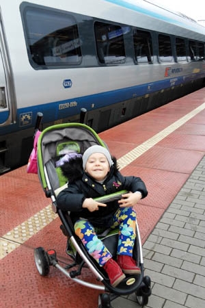 Do Warszawy z dzieckiem – samolotem czy pociągiem?