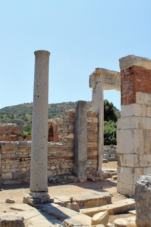 Efez: antyczne miasto Artemidy – bogini płodności i wiecznej dziewicy, ewangelistów i Marii Panny