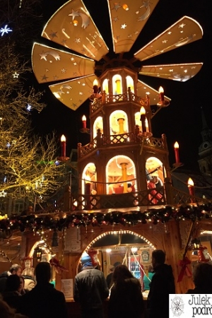 Monachium z Weihnachtsmarkt w tle