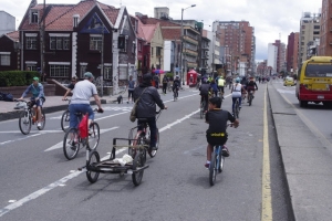 Rowerowa Bogota: piesi i cykliści przejmują ulice + elegancka masa krytyczna [galeria]
